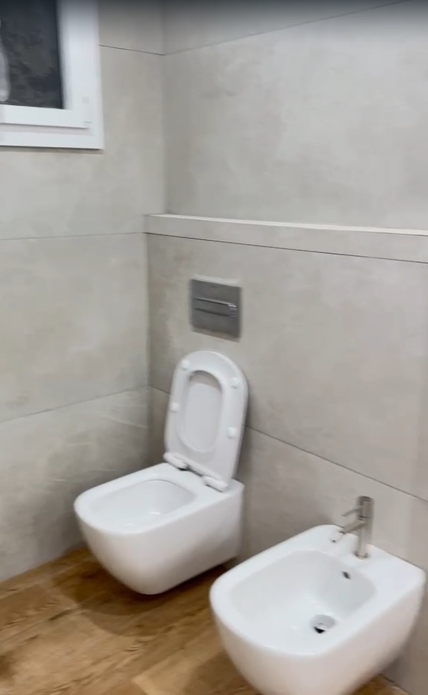 Baño acabado con revestimiento claro, inodoro y bidé