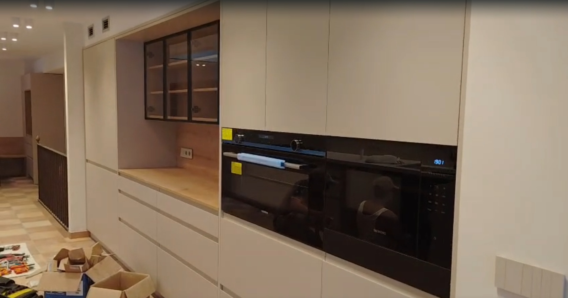 Cocina realizada en Granollers con mobiliario claro e iluminación